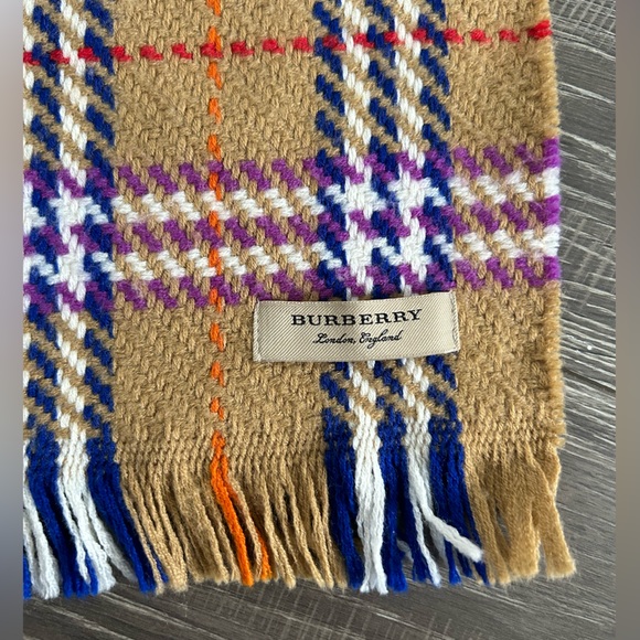 Burberry 100% wool scarf - Picture 3 of 5